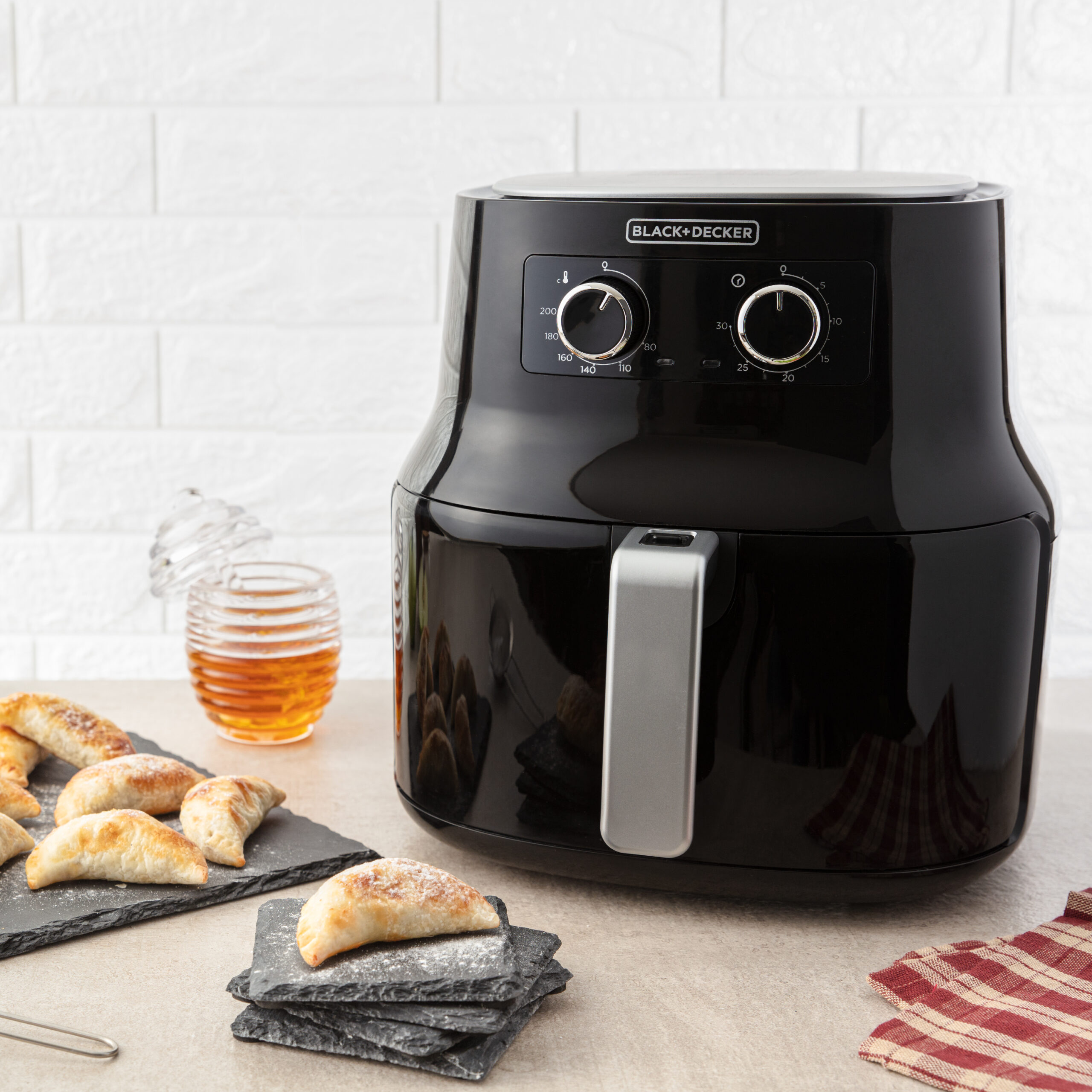 Black + Decker freidora de aire 4L negra HF4004B - Imagen 2